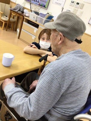 笑顔で対話する人々