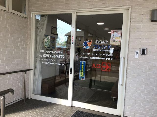 エントランスの自動扉 玄関 ガラス張りで明るいエントランス。手を触れずに開く自動扉で、出入りがスムーズです。