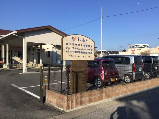 明るい日差しの施設外観 外観 温かな雰囲気が漂うエントランスがお出迎え。利便性を考慮した駐車スペースが整備されております。