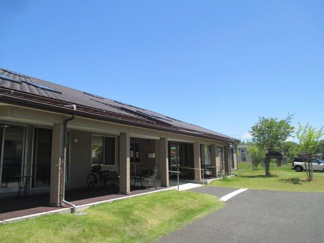 明るい居室の外側風景 居室 清潔感溢れる居室が並ぶ、心地よい環境でご自分のスキルを活かしませんか。外には憩いのスペースもございます。
