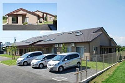 駐車場付きの建物外観