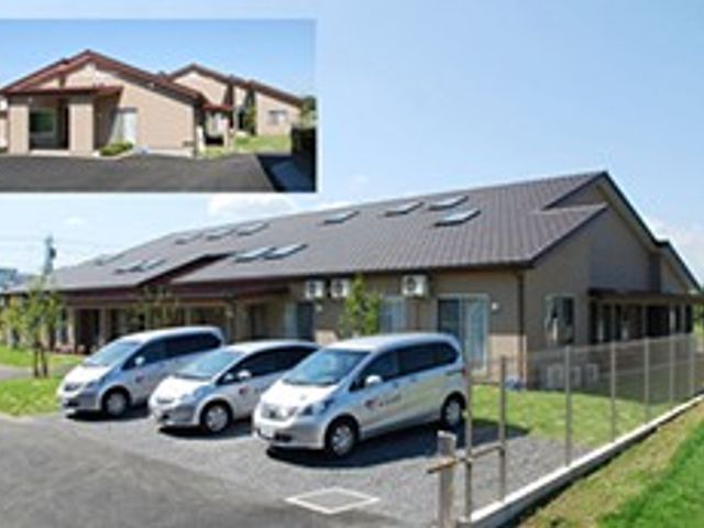 駐車場付きの建物外観 外観 駐車場が完備されているので、車通勤が便利です。施設の広さが魅力的です。