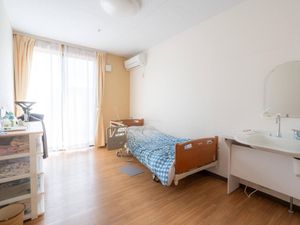 明るい居室のベッド  