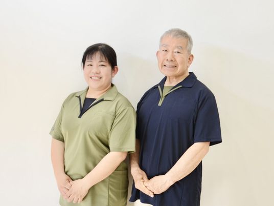 笑顔のスタッフ2人が並ぶ  