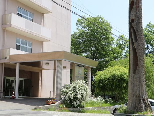 緑に囲まれた外観  