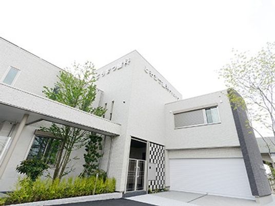 白い外観の施設外観  