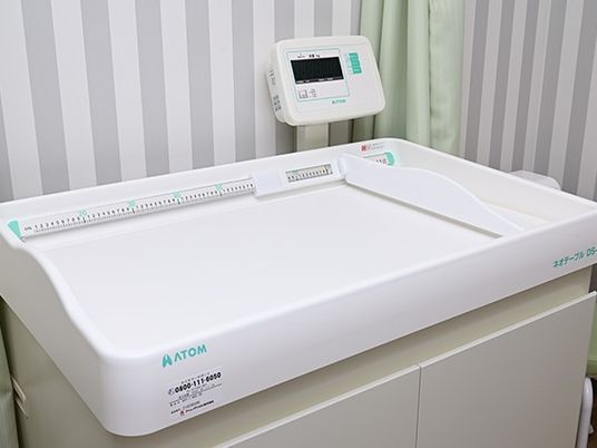 体重計のある洗面台  