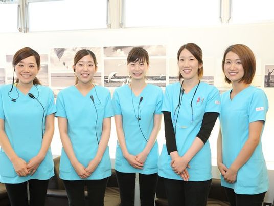 スタッフが並ぶラウンジ  