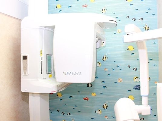 明るい浴室の機器