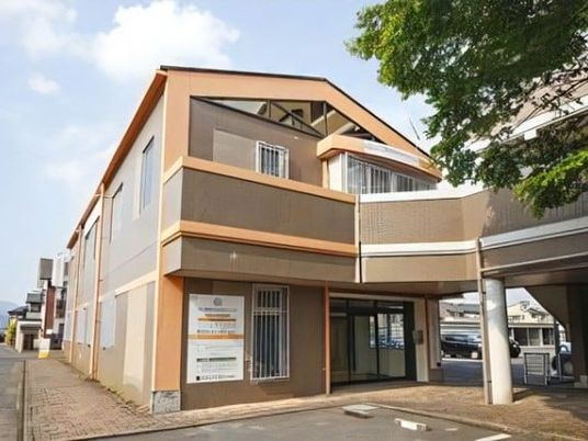外観が見える建物正面  