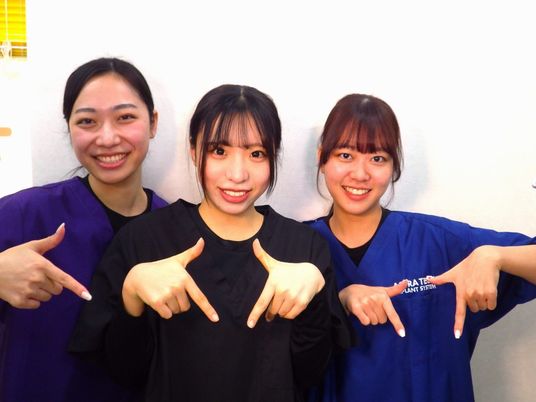 笑顔のスタッフ3人スタッフイメージ  