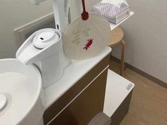 洗面台と小物のある洗面台  