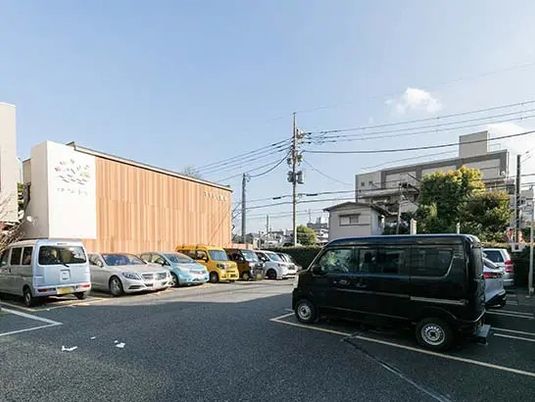 駐車場のある外観  
