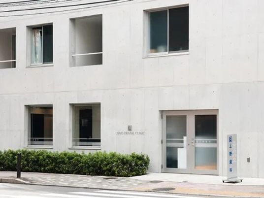 白い建物の外観  
