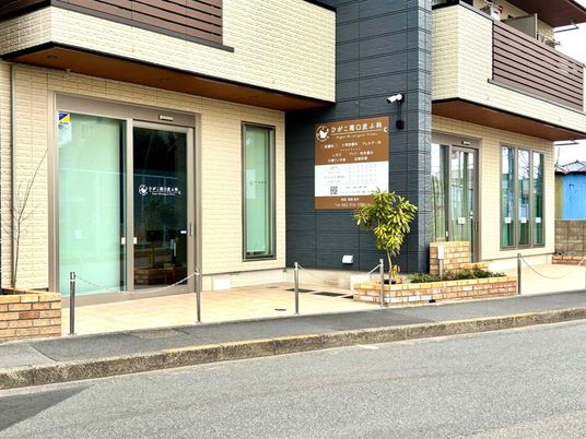 明るい外観の出入口  