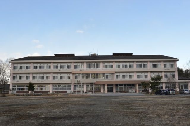 施設の広々とした外観 外観 ゆとりある敷地に建つ建物です。窓が多く、自然光も取り入れやすい構造になっています。