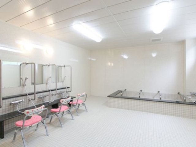 清潔な浴室スペース 浴場 広々とした清潔感のあふれる浴室で、安全に配慮した手すりや椅子が設置され、快適にご利用いただけます。