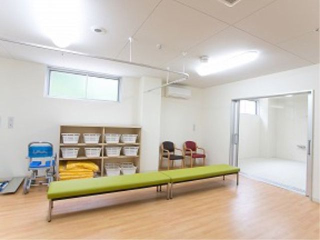 明るい機能訓練室 脱衣所 清潔感のあふれる訓練室で、利用者の日々のリハビリが行われています。スタッフとともに笑顔で健康をサポートできる職場です。
