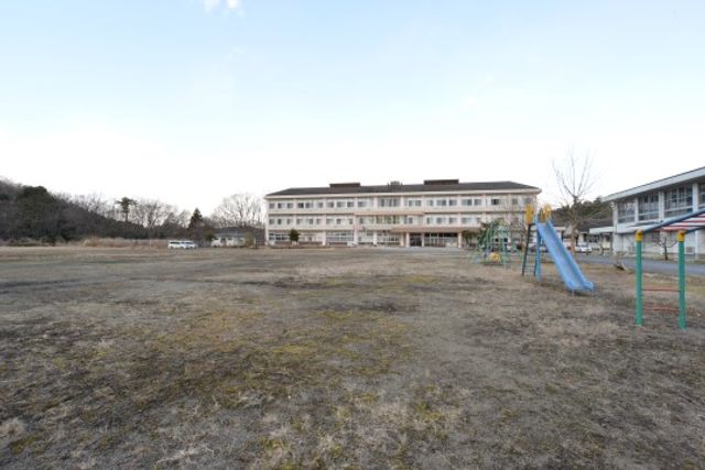 広々とした庭のある建物 庭 自然豊かな庭のある施設で、利用者様に癒しの時間を提供しています。広い外空間が特徴で、日々の散歩や憩いの場として最適です。