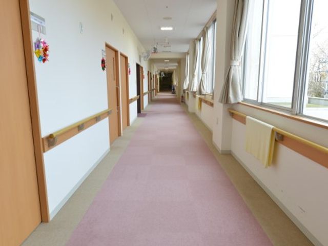 明るい廊下 廊下 手すりが設置された廊下は、歩行に不安がある方でも安心してお過ごしいただけます。清潔感があり、温かみのある設計です。