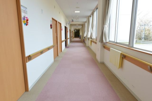 明るい廊下 廊下 手すりが設置された廊下は、歩行に不安がある方でも安心してお過ごしいただけます。清潔感があり、温かみのある設計です。