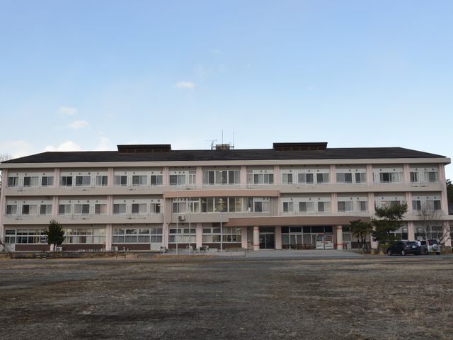 広々とした施設の外観 外観 広い敷地に建つ明るい建物です。落ち着いた環境での仕事をお探しの方に適しています。