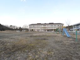 広々した外観の建物