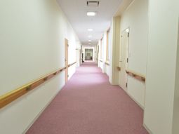 明るい長い廊下