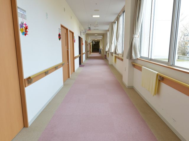 広々とした明るい廊下 廊下 窓際に沿って広がる廊下は日差しをたっぷりと受け、明るく温かな雰囲気です。歩行や車椅子の移動もスムーズに行える設計になっています。