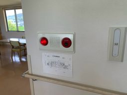 明るい食堂と案内掲示の廊下  