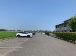 駐車場と建物外観  