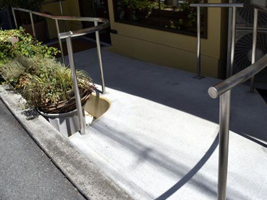 手すりのある外階段  