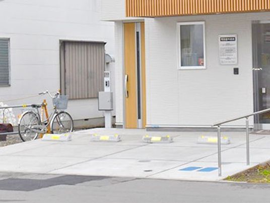 施設のエントランス外観  