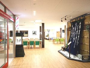 竹の装飾が目立つラウンジ