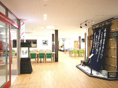 竹の装飾が目立つラウンジ