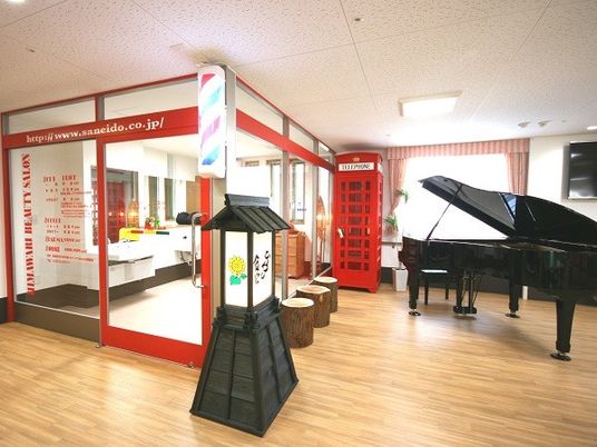 開放的な理美容室の室内