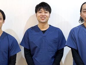笑顔のスタッフ3人のスタッフイメージ  