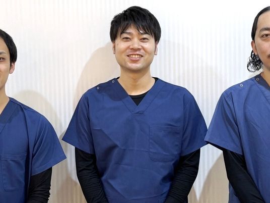 笑顔のスタッフ3人のスタッフイメージ  