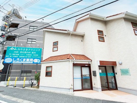 白い建物の外観  