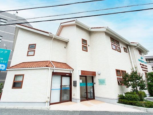 白い外壁の建物外観  