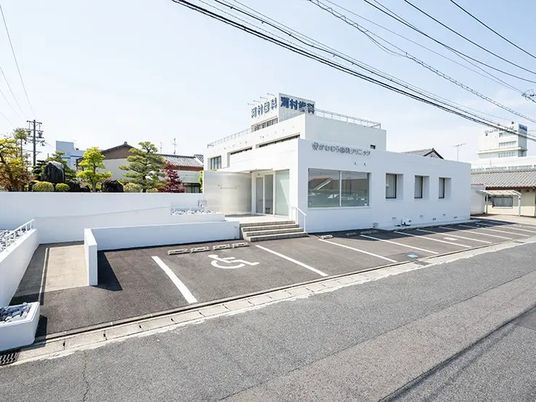 白い建物の外観  