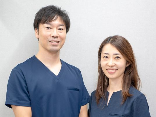 笑顔のスタッフ2人  