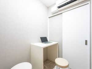 机と椅子のある個室  