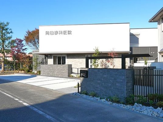 明るい外観の建物  