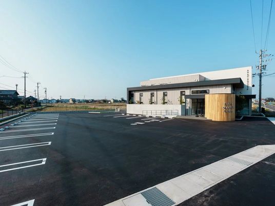 広い駐車場のある外観  