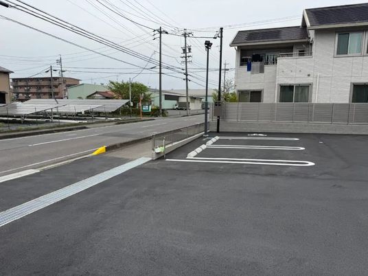 建物前の駐車場外観  