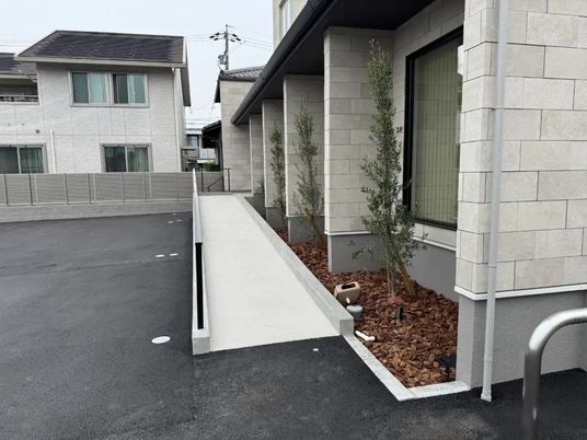 緩やかなスロープの外観  
