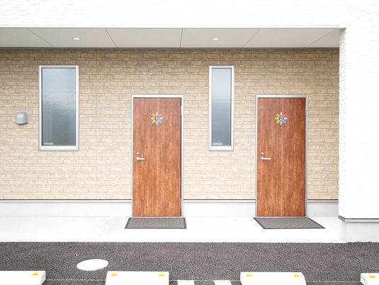 明るいエントランス入口  