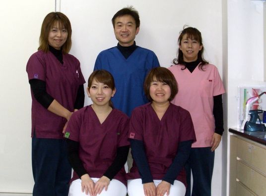 スタッフ5人の集合写真