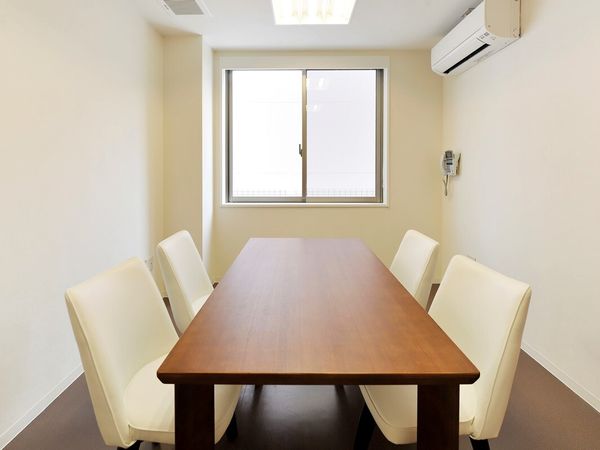 会議テーブルと椅子が置かれた部屋